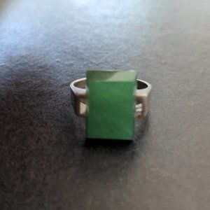 Vintage 925 sterling silver modernist ring with green jade stone, size 6.5